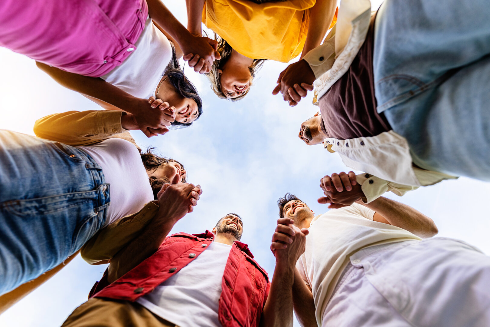 Grupo de personas unidas en círculo representando comunidad y cooperación en SOMTRIBU